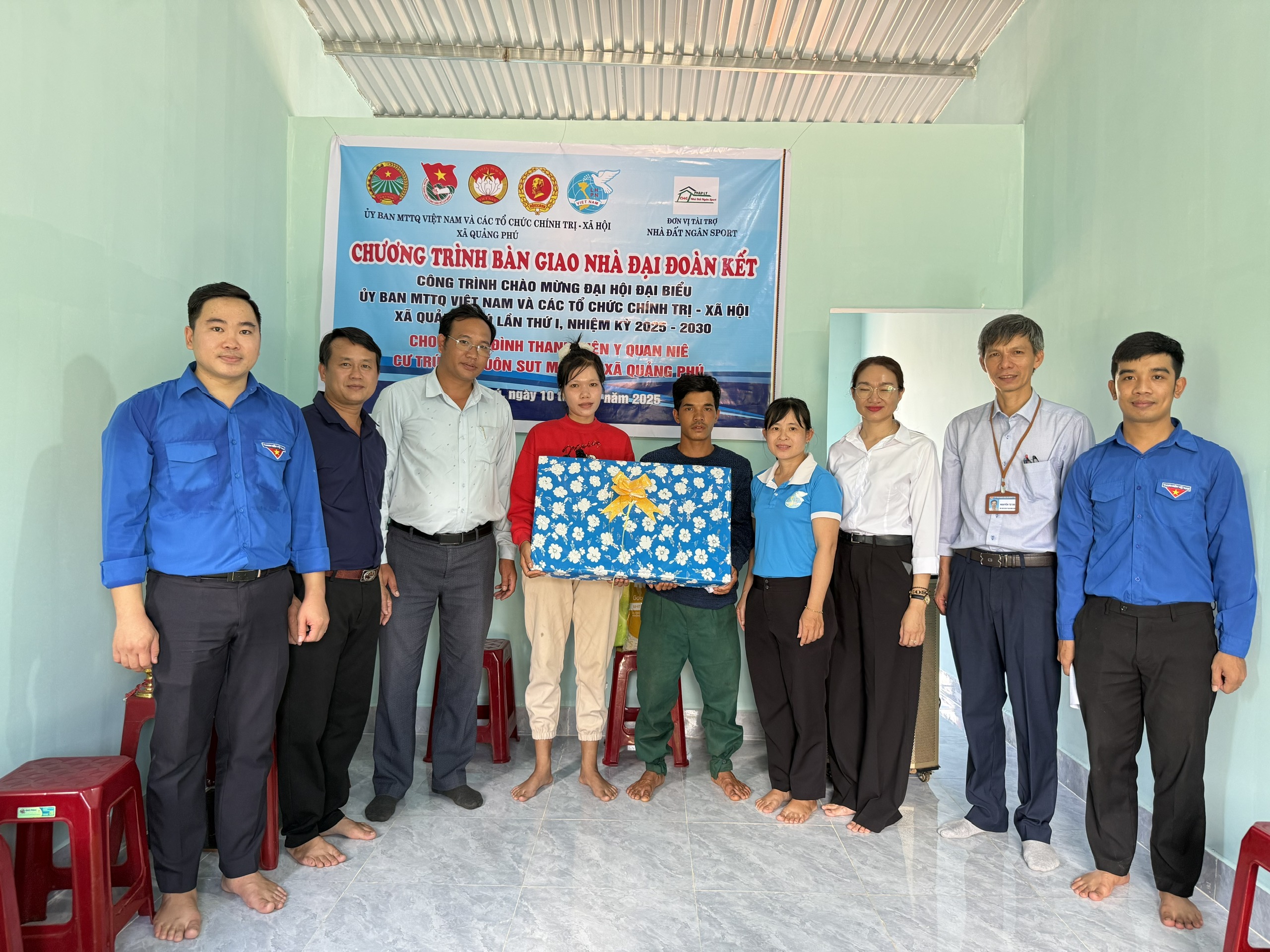 Gia đình anh Y Quan Niê cũng nhận được nhiều phần quà ý nghĩa từ Chùa Hoa Nghiêm, các tổ chức chính trị xã hội trên địa bàn